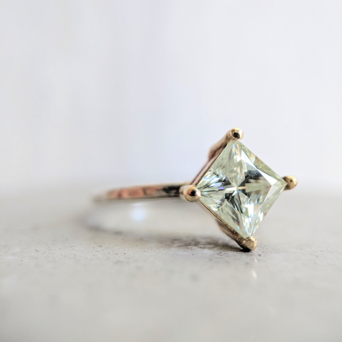 Abloro ring with moissanite