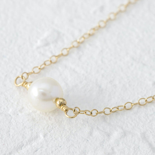 Farah single pearl minimalist necklace