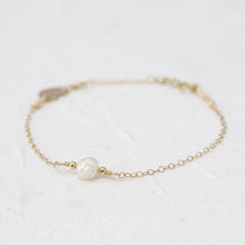 Load image into Gallery viewer, &quot;Farah&quot; single pearl bracelet with heart charm
