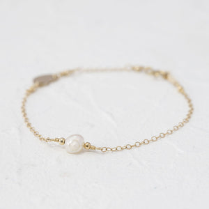 "Farah" single pearl bracelet with heart charm