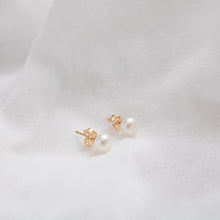 Load image into Gallery viewer, &quot;Hattie&quot; pearl stud earrings
